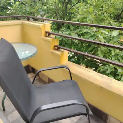 Balcon și vedere spre curte
